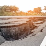 धनबाद हादसा: सड़क दरकने से बढ़ा खतरा, आवागमन डायवर्ट