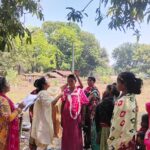 दुर्गम रास्तों को पार कर स्वास्थ्य अमला पहुंचा गांव, सैकड़ों लोगों को मिला उपचार