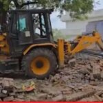 यूपी में अतिक्रमण पर सख्ती जारी: भारी पुलिस बल की मौजूदगी में अवैध निर्माण पर चला अभियान