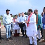 दुगनपाल में घर-घर जाकर देखी जल की आपूर्ति, पिछले पांच महीनों से गांव के हर घर में नल से आ रहा जल