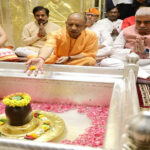मंदिर में मुख्यमंत्री ने श्रद्धालुओं का अभिवादन हाथ जोड़कर स्वीकारा, बच्चों को दुलारा
